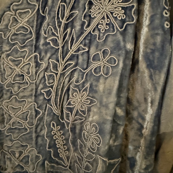 Chic Light Blue Embroidered Blouse - Picture 7 of 8